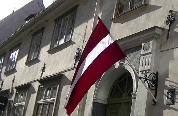 флаг латвии на домах